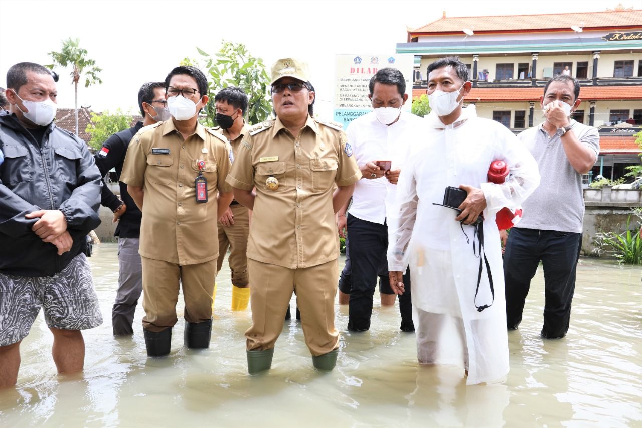 podiumnews.com-Giri Prasta Tinjau Dampak dan Penanganan Banjir di Legian